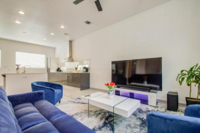 Modern 6 Bedroom Smart Home Near Downtown Houston